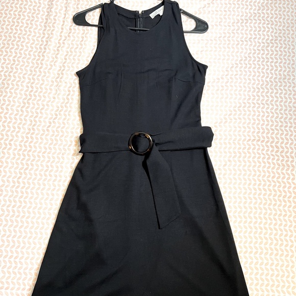 Sleeveless black belted left dress with an asymmetric hem 🕶 - Picture 3 of 4